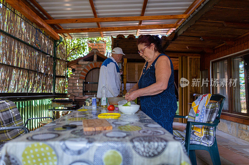 家人准备午餐