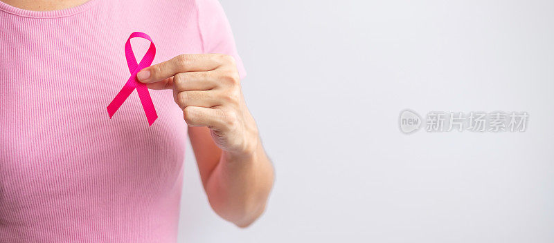 粉红十月乳腺癌宣传月，妇女手拿粉红丝带，穿着衬衫，支持人们的生命和疾病。全国癌症幸存者月，母亲和世界癌症日的概念