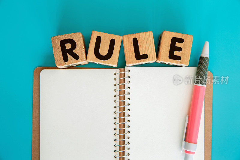 规则字在木块和空白螺旋笔记本