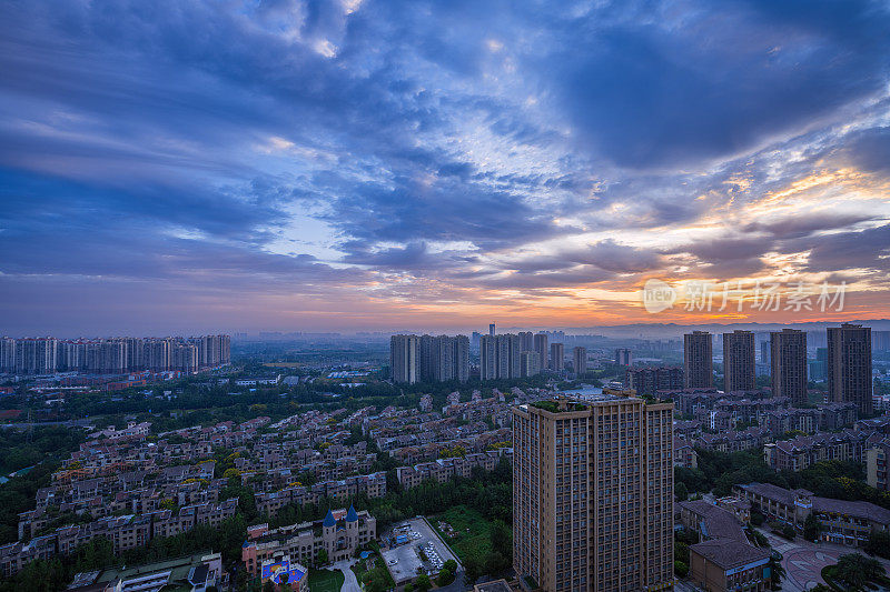 清晨，成都市上空乌云密布