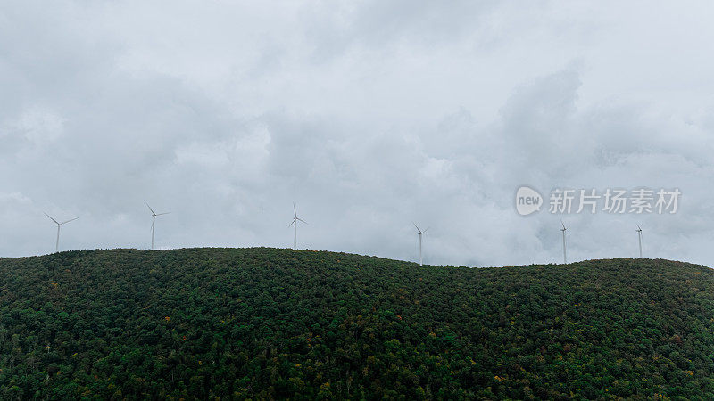 恶劣天气下的纽约山区风力发电场