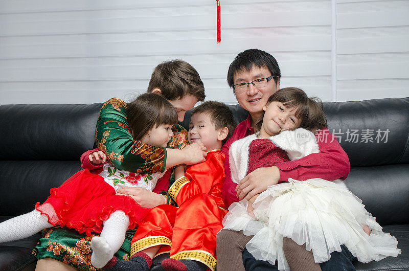 一家人都盛装迎接中国新年
