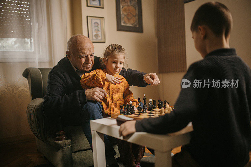 一家人在家里下棋