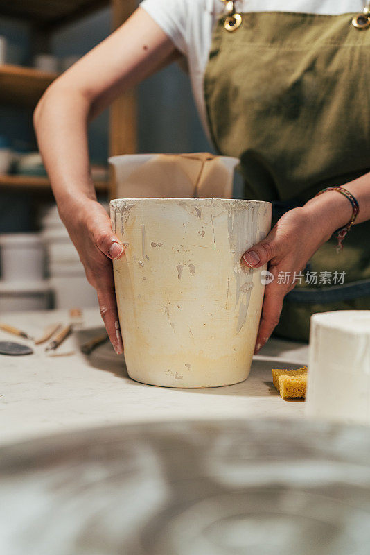 陶瓷艺术家自己制作陶瓷