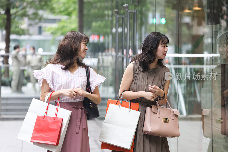 漂亮的年轻女人喜欢购物