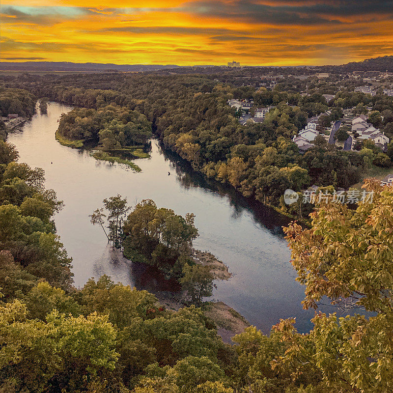 壮观的桌岩湖，桌岩湖大坝和位于密苏里州西南部布兰森的白河的日落景观