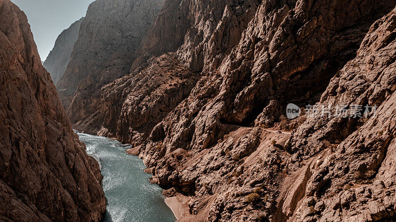 黑暗峡谷的日出。黑峡谷是由埃尔津坎省凯马利耶区蒙祖尔山脉上的卡拉苏河形成的峡谷。火鸡