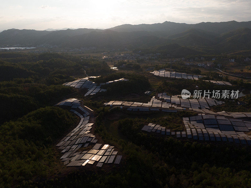 黎明时分的村太阳能发电站