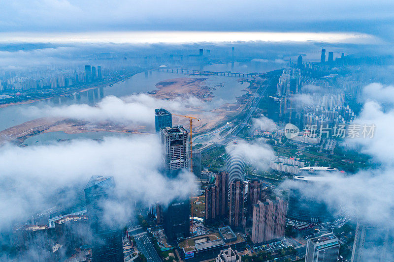 现代城市地标鸟瞰图，平流雾，上海，中国