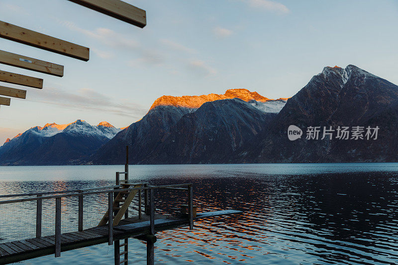 挪威冬季峡湾附近的桑恩莫尔阿尔卑斯山的壮丽景色