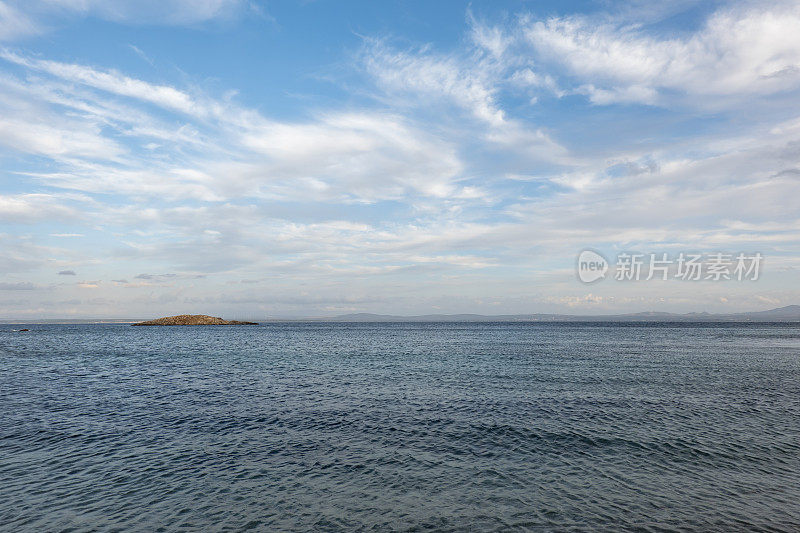 带小岛的海景