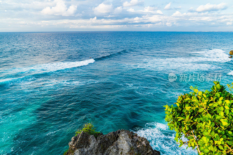 Uluwatu巴厘岛。巨浪冲击着珊瑚礁。从上面看。