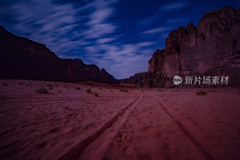 塔布克北部沙漠景观夜景