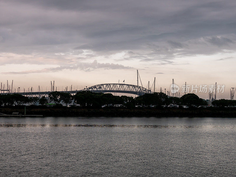 黄昏时分的奥克兰海港大桥