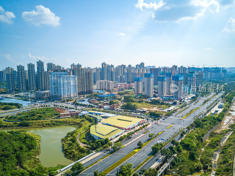 中国广西南宁城市建筑景观与河岸