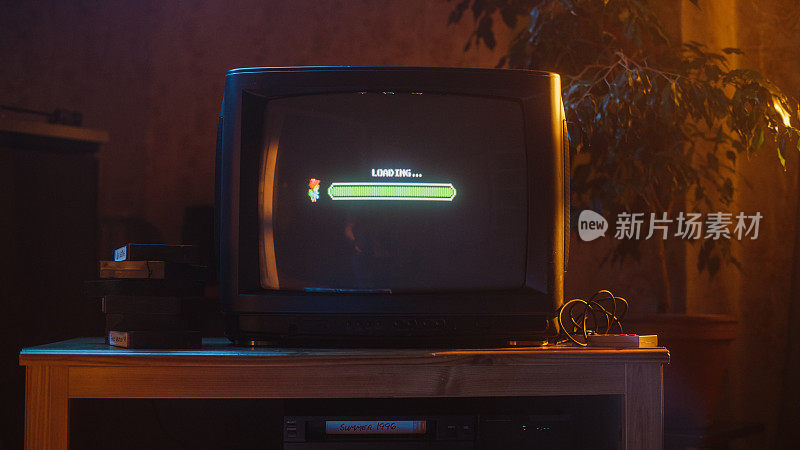 近距离镜头的复古电视机屏幕与八位八十年代启发游戏机街机视频游戏。任务加载，玩家等待开始新的更难的关卡。绿色进度条正在移动。