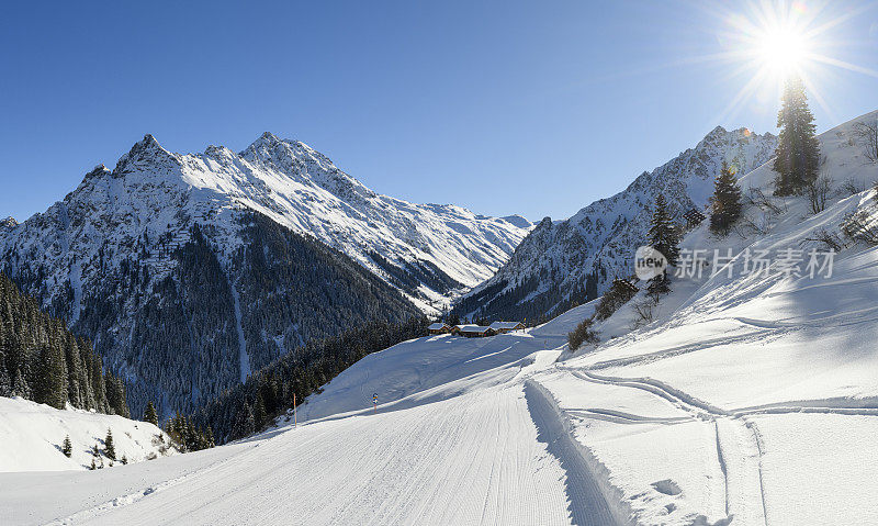 冬季景观，滑雪场和雪山