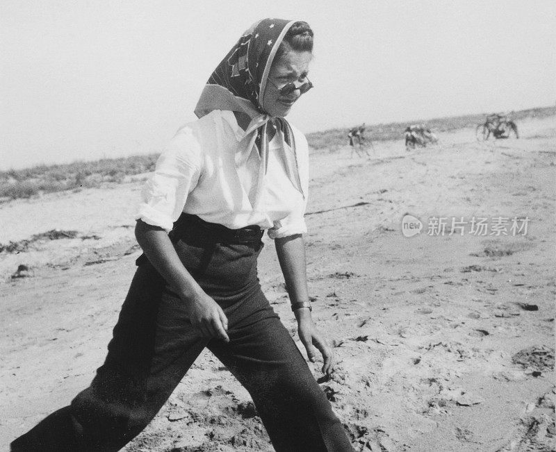 1941年，海滩上的年轻女子。