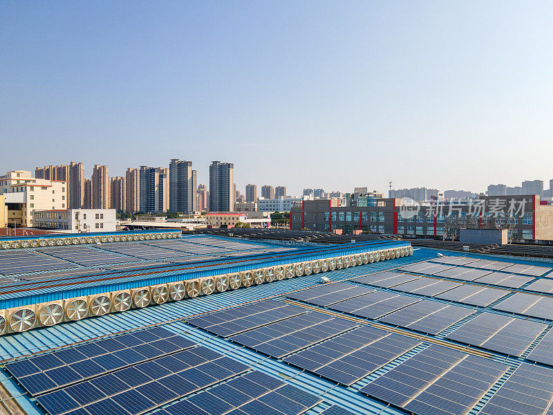光伏太阳能电站安装在工厂的屋顶上