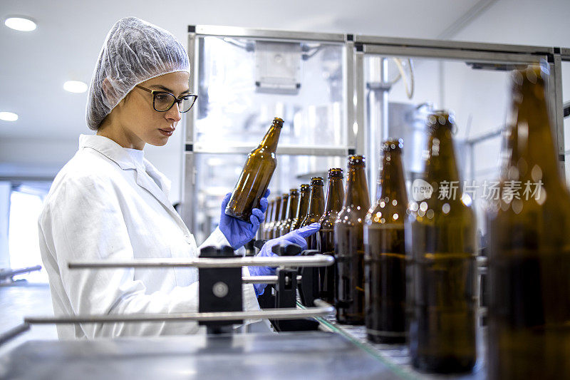 在酒精饮料装瓶厂控制啤酒生产的女厂长。