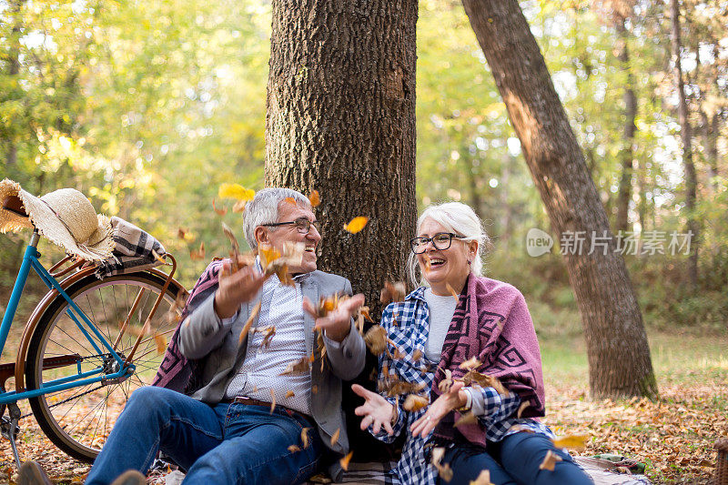 幸福的老夫妻坐在公园里