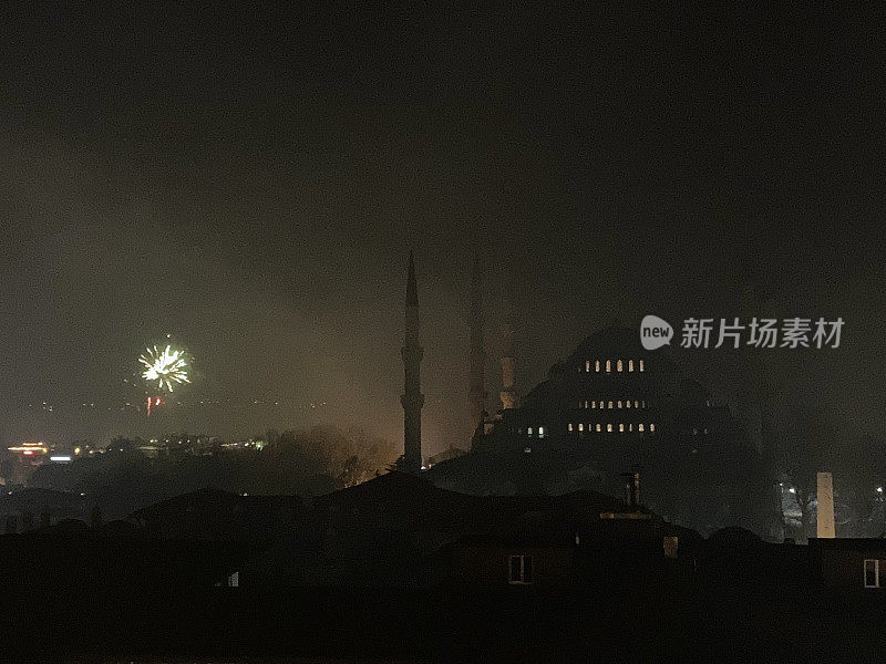 土耳其-伊斯坦布尔-蓝色清真寺的夜晚和烟花