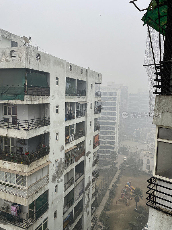 印度北方邦新德里的城市景观云图，印度公寓楼的屋顶被被污染的雾蒙蒙的天空包围，由汽车尾气和工厂排放造成的朦胧天空污染