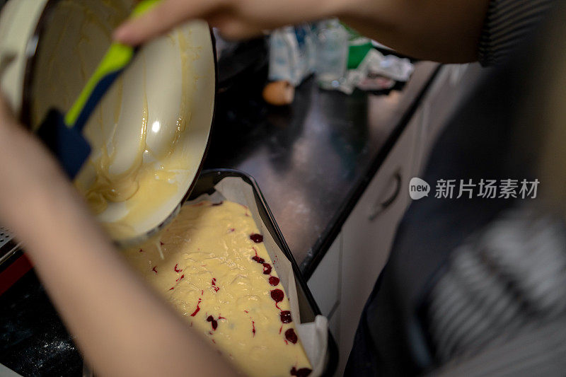 年轻女子在厨房做饭。樱桃饼