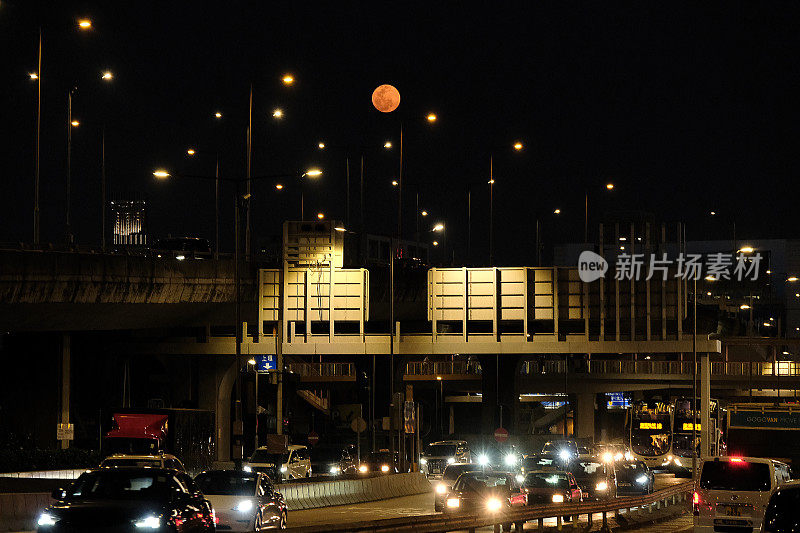 港岛公路夜间交通情况