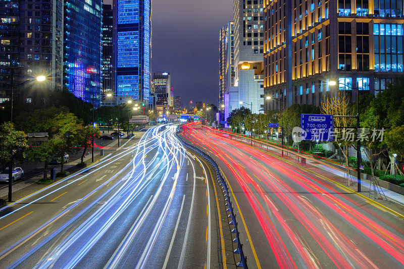 中国上海外滩的现代城市繁忙的夜间交通