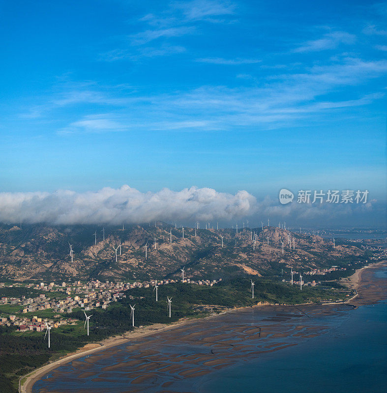 海边山顶上风力发电场的航拍照片