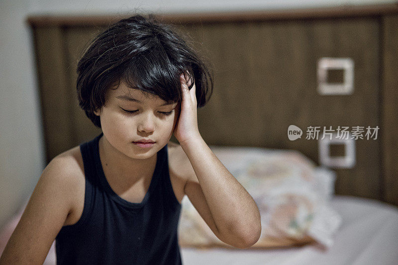 年轻的亚洲女孩有流感症状