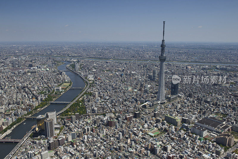 本庶城桥站从西南向隅田河的航拍视图-天空树塔，隅田，东京
