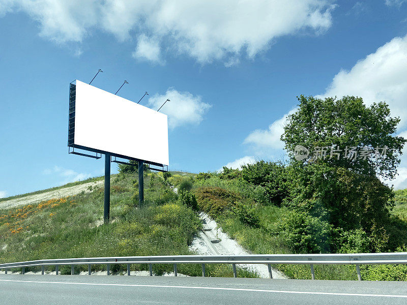 高速公路上的空白广告牌(剪辑路径)