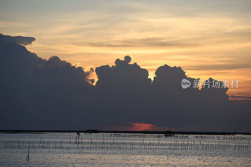 风景与海上日落，美丽的日落在海上，鸟瞰日落天空，大自然美丽的光日落或日出在海上，多彩的戏剧性雄伟的景色天空与惊人的云彩和波浪在日落天空暗光云的背景