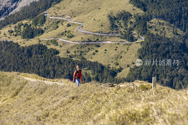 徒步旅行者独自走在山顶上。