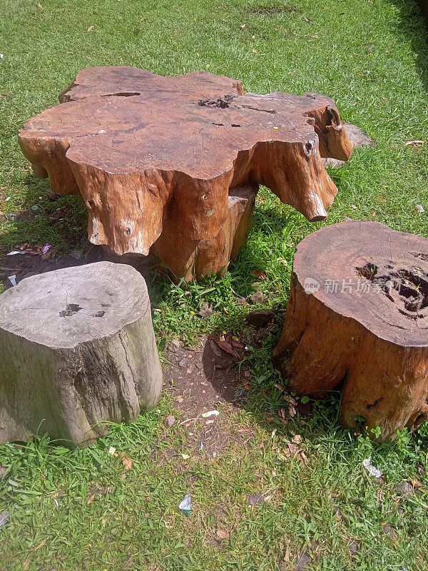 花园木制桌椅