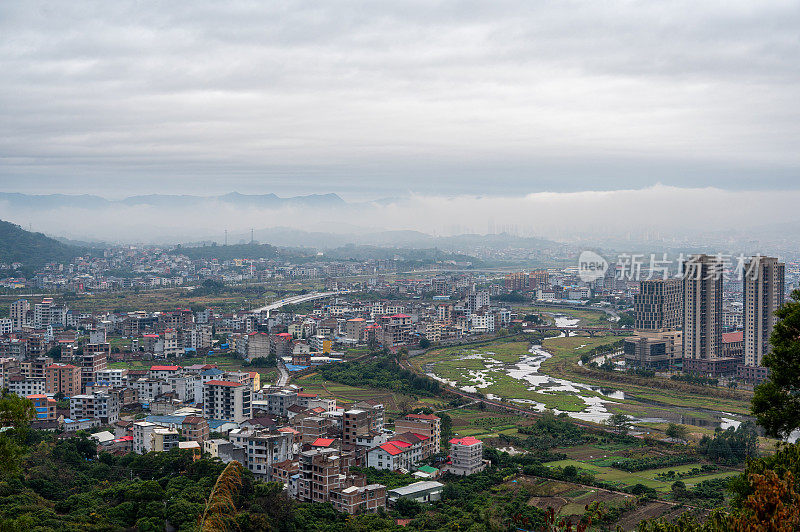 雨后的城市和山峰