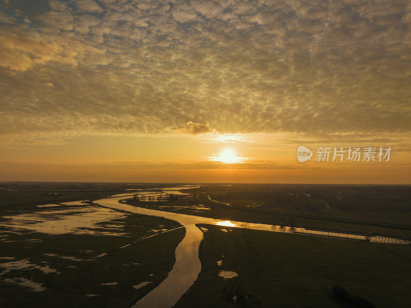 艾瑟尔和里韦迪普春季日落全景鸟瞰图