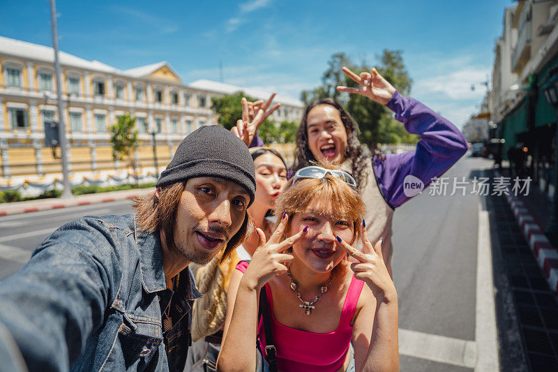 一群朋友在曼谷的激动人心的旅程。