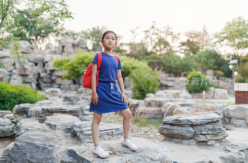 快乐的小学女生