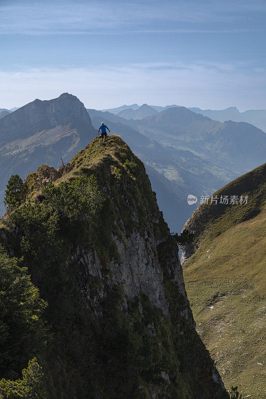 一个人站在阿尔卑斯山的山顶上