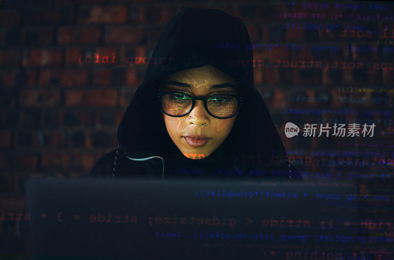 黑客，地下室和笔记本电脑的女人，编码和IT代码覆盖，数据库钓鱼和网络犯罪。网络安全，编程或黑客，犯罪与电脑勒索软件和防火墙