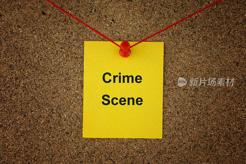 一张写着“犯罪现场”的黄色纸条，用红线别在侦探板上