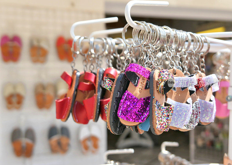 西班牙梅诺卡岛丘塔德拉纪念品商店的钥匙链。传统的梅诺卡沙滩凉鞋。