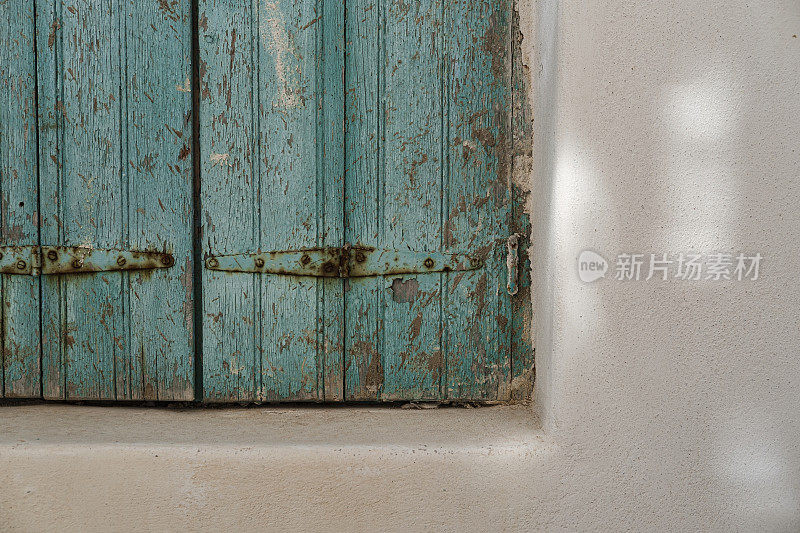 旧的绿蓝色薄荷色木窗穿梭在粉刷希腊爱琴海房屋财产