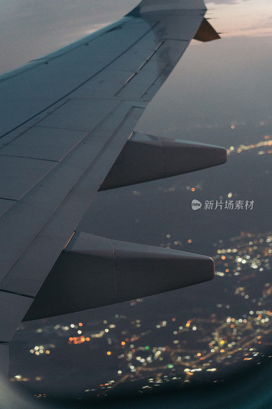 从飞行中的飞机内部鸟瞰图。飞机机翼在空中的垂直镜头。