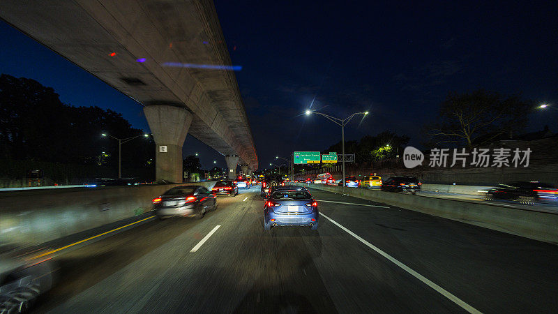 夜间通过皇后区的通勤:范威克高速公路从单轨大桥下经过，通往肯尼迪机场。驱动板