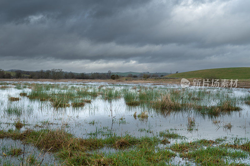 苏格兰农村被洪水淹没的农田