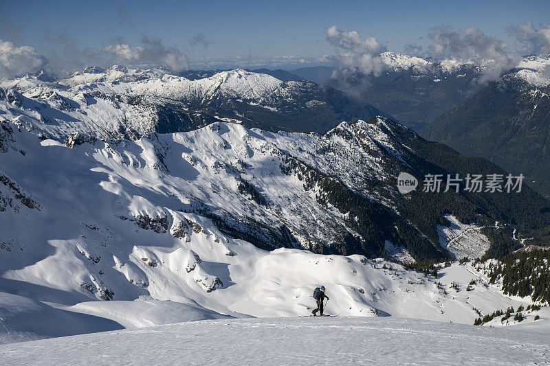 穷乡僻壤的滑雪者爬山